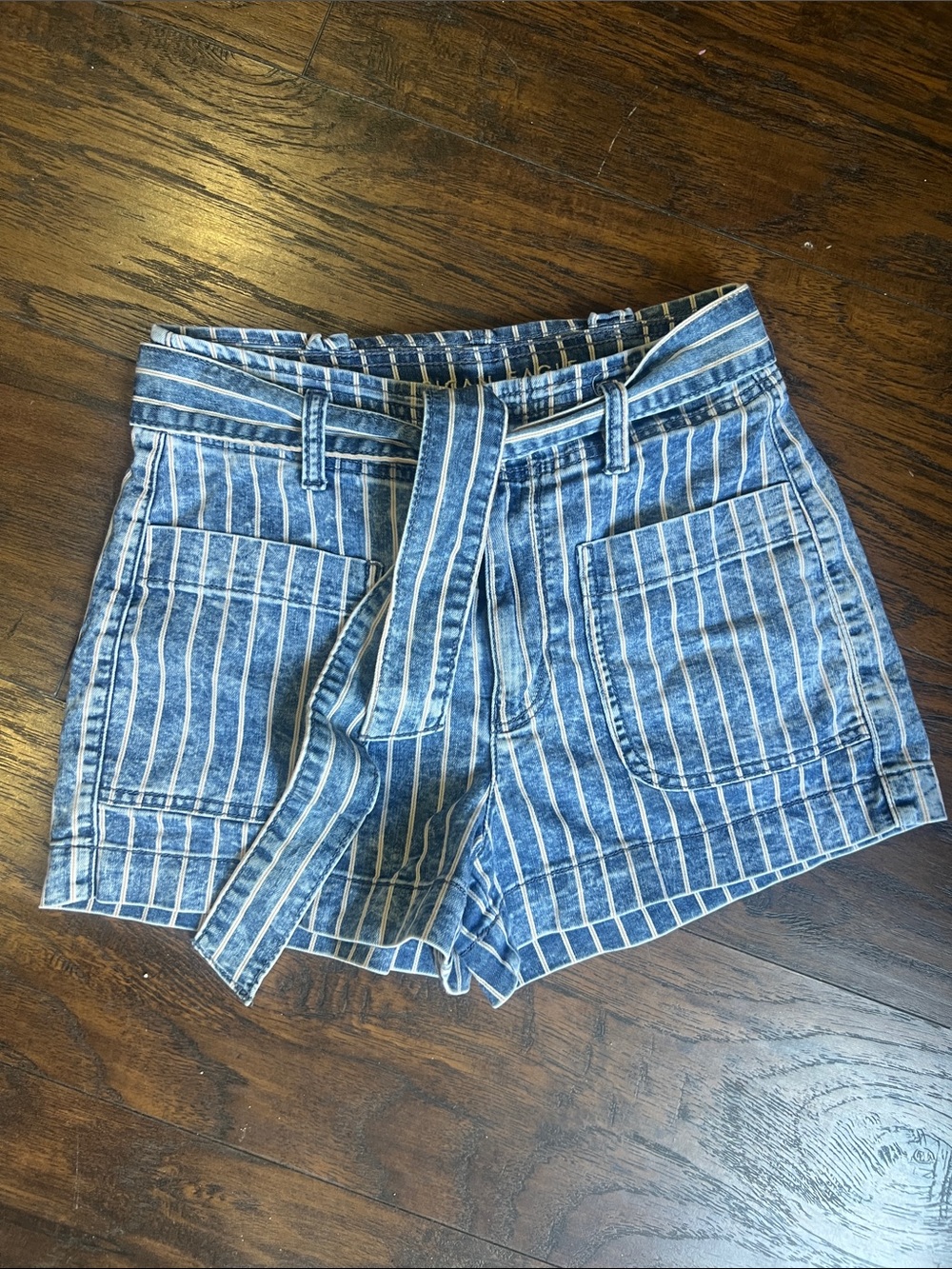American Eagle woman’s blue/white pinstripe tie waist shorts size 4
